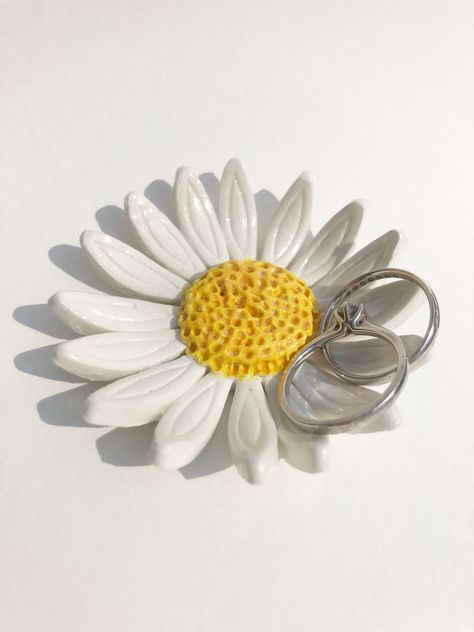 Air Dry Clay Ideas Flowers, Air Dry Clay Sunflower, Clay Flower Dish, Air Dry Clay Flowers, Airdryclay Ideas, Ring Dish Clay, Ceramic Daisy, Clay Jewellery Holder, Clay Daisy