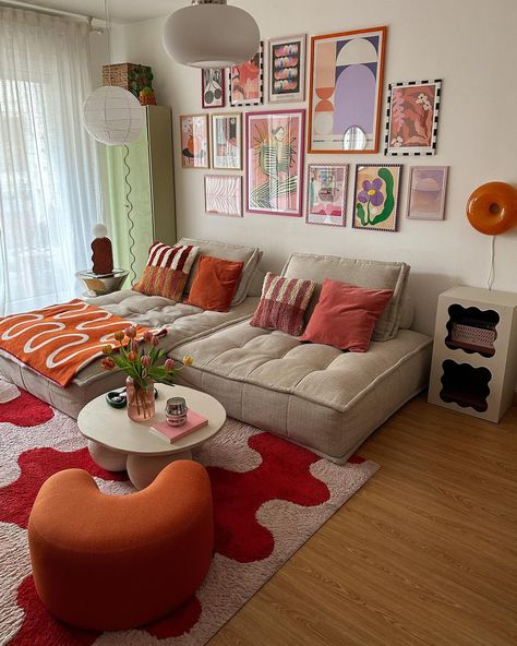 European Apartment Decor, Girlie Apartment, Funky Living Rooms, Colorful Apartment, Colorful Interior, Deco Studio, House Deco, Dream Apartment Decor, Colourful Living Room