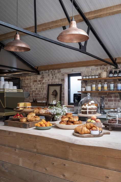 In the heart of Oxfordshire countryside, London-based design studio Kitesgrove has designed a new shop and café for the second location of The Cotswold Guy in Gaginwell. Continuing the collaborative partnership between Kitesgrove and The Cotswold Guy founder, chef Christopher Davey, the studio has brought the same thoughtful, pared-back approach to the design as it did for the original Guiting Power store. Barndo Aesthetic, Homey Restaurant Design, Cottage Cafe Interior, Farm To Table Restaurant Design, Coffee Shop Party Theme, Countryside Restaurant, Barn Cafe, Cafe Bench, Farm Bakery