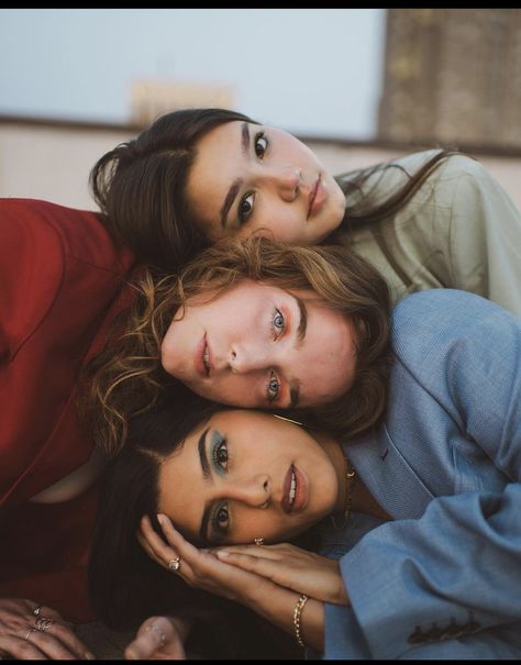 Photoshoot With Girlfriends, Trio Pose Ideas Photoshoot, 3 Best Friend Pictures Photo Shoots, Four Person Poses Photography, Three Models Poses, Group Of Three Photoshoot, Trio Model Poses, Three Friends Photoshoot Poses, Three Models Photoshoot