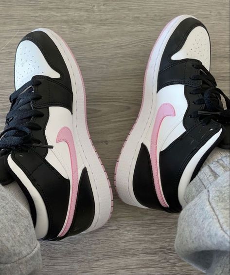 black and pink nike air jordans Black Jordan Aesthetic, Pink Nike Air Jordans, Jordans Aesthetic, Pink Nike Air, Pink And Black Nikes, Pink Jordans, Pink Nike Shoes, Nike Shoes Girls, Black Nike Shoes