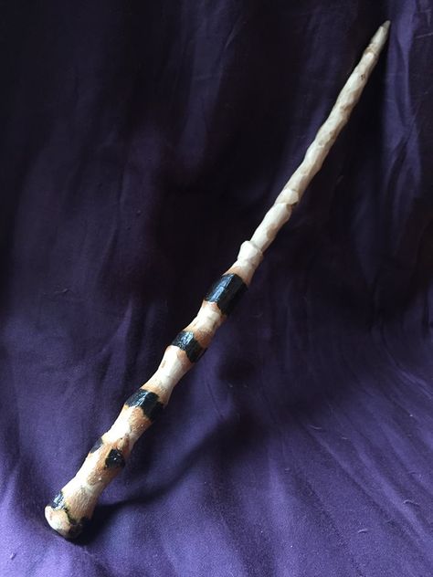 This is a Pottermore wand – 15 inches in length, but made long with the intent to cut it down to whatever length one desires. Made of real pear wood with bark accents. Polished. Nice and supple. $5... Wand Claims, Pottermore Wand, Garrick Ollivander, Wand Making, Wand Shop, Custom Harry Potter, Wood Wand, Pear Wood, Harry Potter Wand