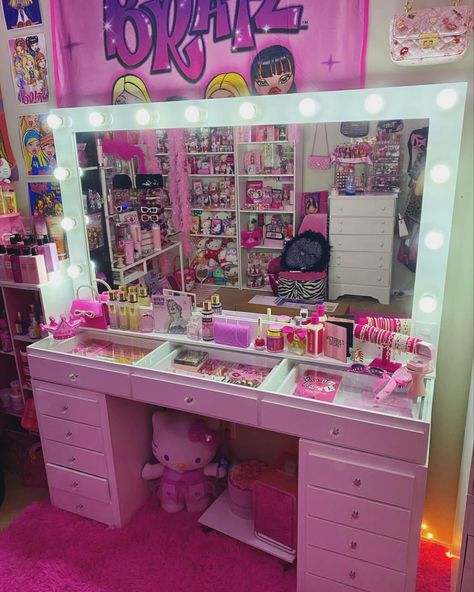 Y2k Bratz Bedroom, Girly Grunge Aesthetic Room, Bratz Aesthetic Room Decor, Pink Y2k Room Decor, Bratz Room Ideas, Bratz Apartment, Bratz Bedroom Aesthetic, Mcbling Room Aesthetic, 2000 Room Aesthetic