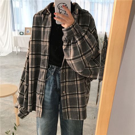 Making Outfits With What You Have, Layering Flannel Outfit, Aesthetic Clothes Ideas For School, Autumn Flannel Outfits, Flannels Aestethic, Flanal Outfits For School, Oversized Flannel Outfits Winter, 90s Fashion Flannel, Fannels Shirts Outfits Aesthetic