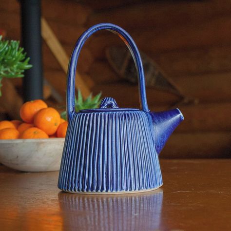 Teapot Glaze Ideas, Pottery Teapots Wheel, Ceramics Wheel Thrown, Tea Pot Ceramic Ideas, Wheel Thrown Teapot, Ceramic Throwing Ideas, Slab Teapot, Thrown Teapot, Teapot Inspiration