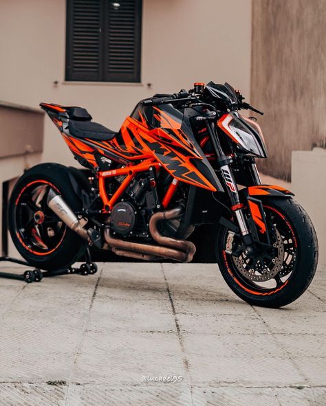 Luca De Lorenzis 🌬 on Instagram: “Carotina is back from INFERNO angrier and crazier than ever 🔥 Thank you @bagorosperformance for this incredible sticker kit ❤️‍🔥 . . . .…” Ktm Super Duke, Super Duke, Duke Bike, Ktm Motorcycles, Image Moto, Pretty Bike, Bike Photography, Fast Bikes, Ktm Duke