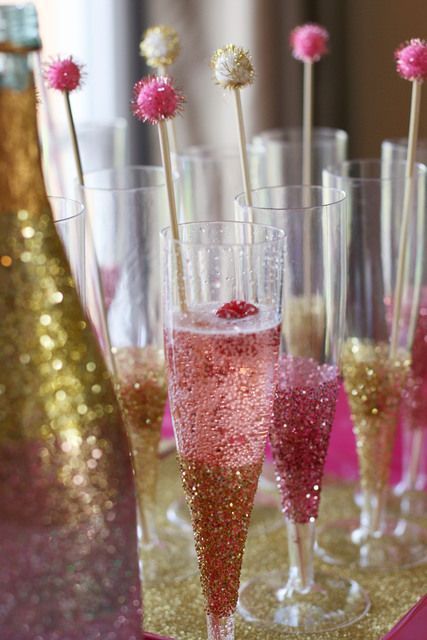 Sparkly pink and gold cocktails and drinks #GlitterParty Glitter Wallpaper Iphone, 21st Ideas, Glamour Party, Glitter Baby Shower, Sparkle Party, 27th Birthday, Glitter Photo, Glam Party, Gold Baby Showers