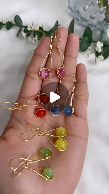 Small Beads Earrings, Bead Jewellery Making Ideas, 2024 Single, Earrings Business, Earrings Handmade Tutorial, Diy Earrings Studs, Lds Jewelry, Wire Wrapped Jewellery, Jewelry Tutorials Free