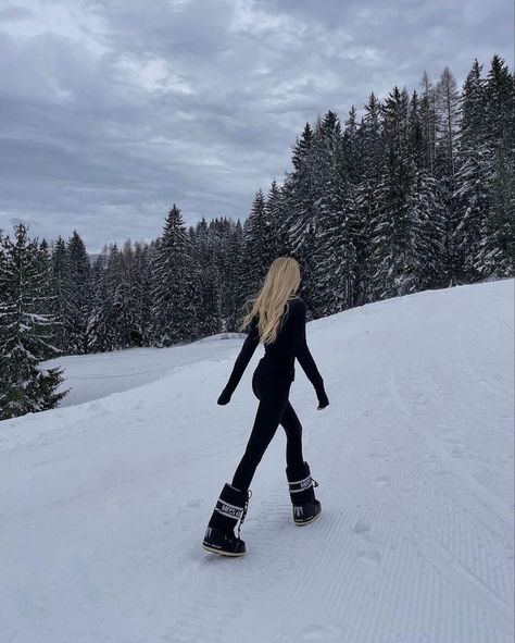 Moon Boots Outfit, Girls Ski Trip, Ski Trip Aesthetic, Mode Au Ski, Apres Ski Outfit, Ski Fits, Snow Fits, Ski Trip Outfit, Apres Ski Outfits