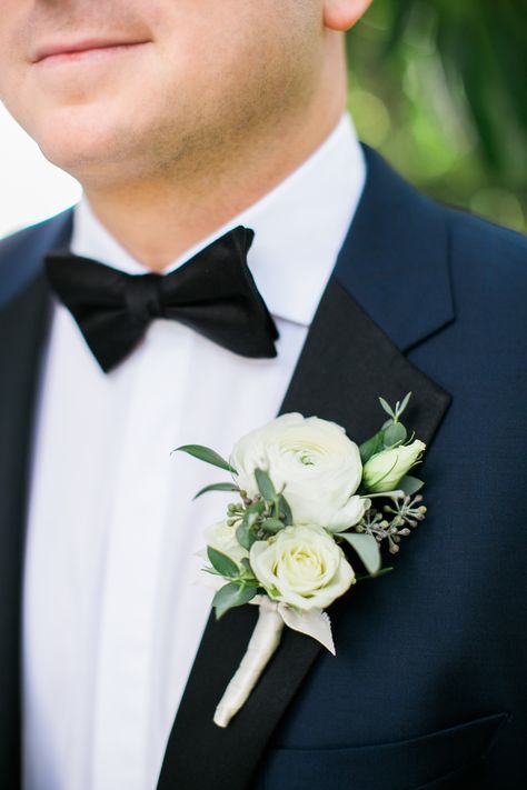 Boutinere Ideas Groomsmen White, Buttoniere Wedding Groomsmen, Wedding Bouteniers Groom Boutonniere, Father Of The Bride Boutonniere, Grooms Buttonaire, Bouteneire Groomsmen, Bottoniere Wedding, Men’s Wedding Boutineer, Buttoniere Wedding Boutonnieres