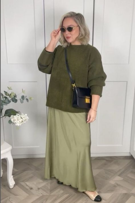 Skirt Soiree, Satin Skirt Outfit Winter, Dress Winter Outfit, Outfit Long Skirt, Green Satin Skirt, Green Silk Skirt, Long Skirt Outfit, Silk Skirt Outfit, Long Green Skirt