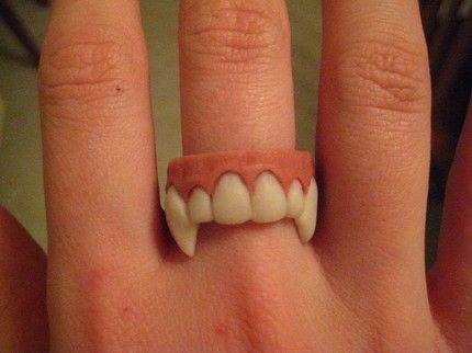 Fang ring Vampire Ring, Accessories Idea, Teeth Aesthetic, Tooth Ring, Clay Inspo, Thrift Flips, Clay Ring, Horror Vintage, Polymer Clay Ring