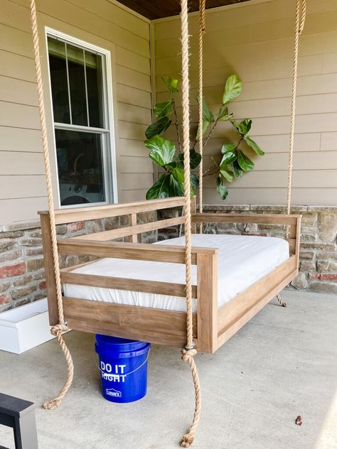 Here is how to hang a patio swing bed using rope, eye bolts and extra support to ensure your patio bed swing is safe for all to enjoy. Hanging Porch Bed, Swinging Bed, Farmhouse Porch Swings, Diy Porch Swing Bed, Pallet Porch, Patio Bed, Porch Bed, Diy Porch Swing, Front Porch Swing