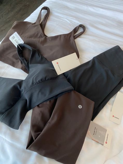 Lululemon Leggings Aesthetic, Lululemon Collection Aesthetic, Leggings Lululemon Outfit, Working At Lululemon, Lululemon Align Leggings Outfit, Brown Lululemon Leggings Outfit, Black Lululemon Outfit, Cool Gym Outfits, Lululemon Outfits Summer