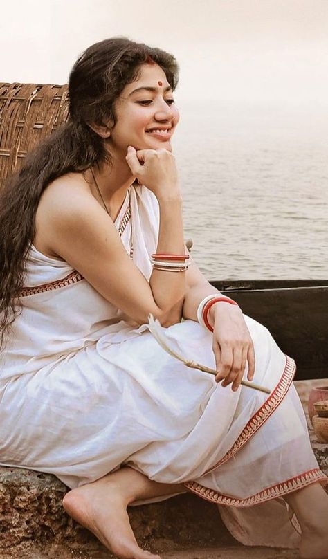 Bengali Woman Aesthetic, South Indian Women, Girl Actors, Sai Pallavi, Indian Photoshoot, Indian Aesthetic, Love Song, Coimbatore, Indian Actress Hot Pics