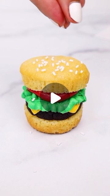 Lindsey Katon on Instagram: "BBQ time! 🍔🌭☀️🇺🇸 This “burger” is made of chocolate cake pop dough in a vanilla cupcake bun + vanilla buttercream 🥬🍅🧀Happy 4th of July! 🎆 • • • #bbq #barbeque #fourthofjuly #4thofjuly #grill #cheeseburger #hamburger #summervibes #cupcakes #cupcakedecorating #lindseybakedthis" Cupcake Hamburger, Cheeseburger Cupcakes, Bbq Cupcakes, Grill Cupcakes, Chocolate Cake Pop, Cheeseburger Cake, Burger Cupcakes, Hamburger Cupcakes, Meatless Burgers