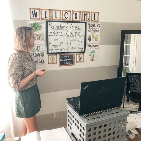 Kelsee Hudson en Instagram: “▪️What you probably see in this picture: cute home-classroom decor⁣ ⁣ ⁣ ⁣▪️ What you might see in this picture: dark overgrown hair roots…” Classroom Setup, Overgrown Hair, Digital Learning Classroom, Picture Dark, Classroom Background, Hair Roots, Virtual School, Online Classroom, Online Teachers