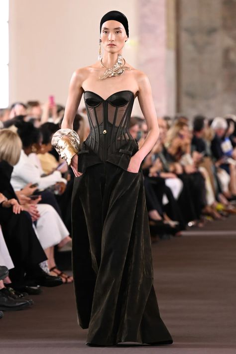 Schiaparelli Fall 2023 Couture, High Fashion Runway Outfits 2023, Project Runway Outfits, Schiaparelli 2024 Haute Couture, Couture Suit Women, High Fashion Sketches, Couture Fashion 2023, High Fashion Runway Outfits, 2023 Runway Fashion