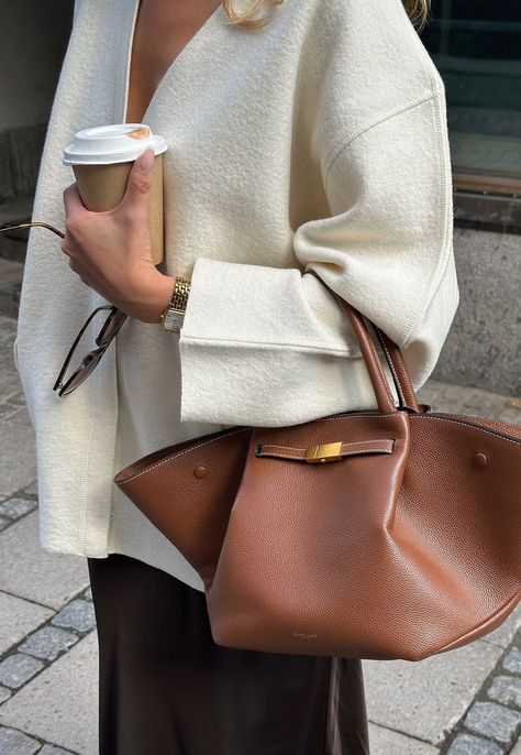 Sac Tote Bag, Wealthy Women, Coat Women Fashion, Loose Coats, Outwear Women, Coat For Women, Winter Vibes, Woolen Coat, Looks Chic