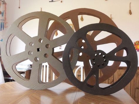 Lights, camera, action! Make your at-home theater room feel more like the real deal with this movie reel made from items around the house. Movie Reel Decor, Deco Cinema, Oscars Party Ideas, Cinema Party, Hollywood Birthday, Hollywood Night, Hollywood Party Theme, Movie Themed Party, Movie Reels