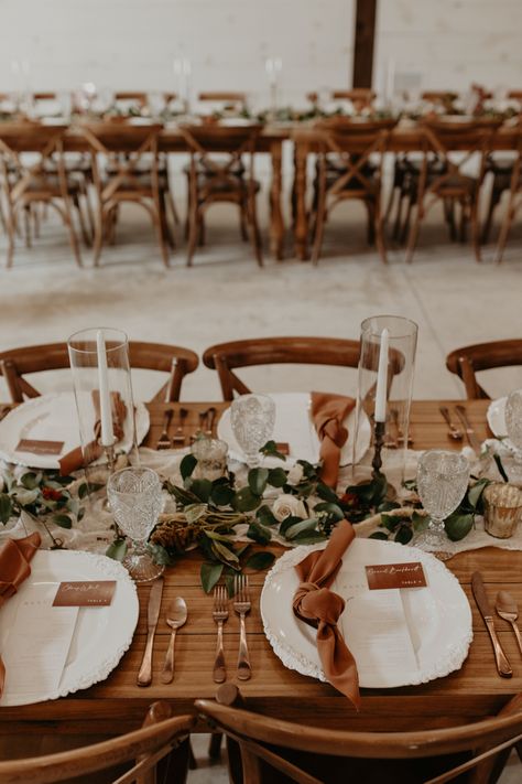 Table Setting For Boho Wedding, Sage Green And Clay Wedding, Table Setting Wedding Boho, Terracotta Florals Wedding, Fall Themed Wedding Table Decor, Tan Wedding Table Settings, Fall Wedding Farm Table Decor, Wine And Beige Wedding, Minimalistic Fall Wedding