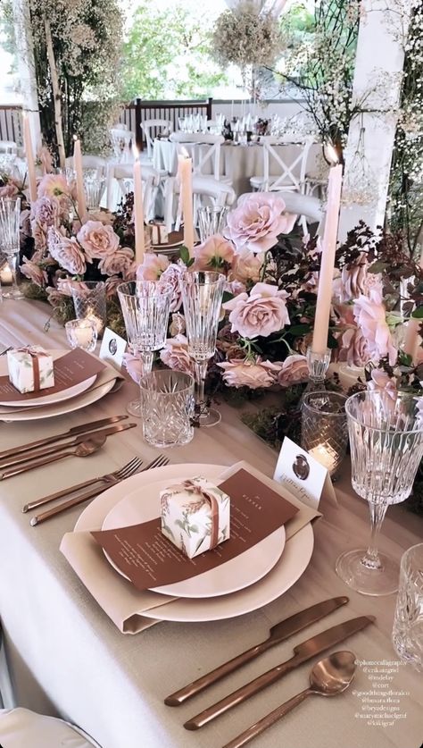 Pink And Brown Table Decorations, Pink And Brown Table Setting, Brown And Pink Wedding Theme, Mauve Tablescape, Pink And Brown Wedding Theme, Gusaba Decor, Pink And Brown Party, Rose Gold Dinner Party, Brown Pink Wedding