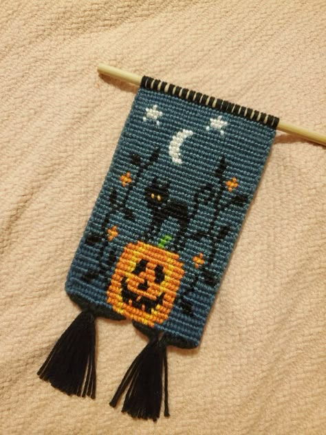 🎃👻 Happy Halloween, BraceletBook Community! This awesome wallhanging was made by skilled @andrizzle on BB ❤ Pattern #158137 by @paulasophi ENJOY! #HappyHalloween #SpookySeason #friendshipbracelet #bracelet #braceletbook #halloween #jackolantern #pumpkin #pumkinspice #blackcat #magic #spooky #trickortreat Free Crochet Bookmark, Bookmark Crochet Tutorial, Bookmark Easy, Bookmark Crochet, Moon Flowers, Bookmark Pattern, Crochet Bookmark Pattern, Flowers Vines, Crochet Bookmark