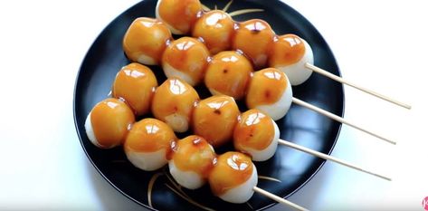 Dango : brochettes de mochi, le dessert japonais - La Recette Desserts Japonais, Steak Tartare, Hello Fresh, Japanese Sweets, Japan Food, Pavlova, Japanese Food, Mochi, Food Art