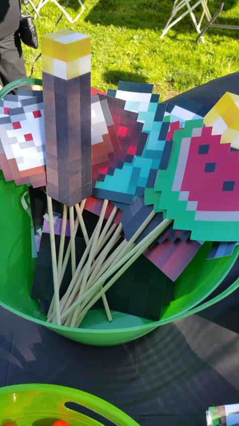 Minecraft photo props Minecraft Booth Design, Minecraft Photo Booth, Diy Minecraft Birthday Party, Minecraft Party Decorations, Minecraft Theme, Diy Minecraft, Video Games Birthday, Minecraft Birthday Party, Birthday Party Crafts