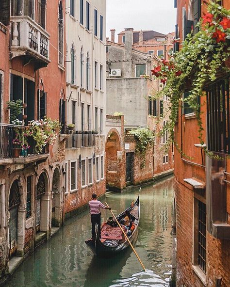 Ahhhhhh Venice 😍 There is no better way to celebrate travelling for 6 months 🥂 . . . . . . . #veniceitaly #venice #sanmarco #venezia… Venice Italy Aesthetic, Venice Aesthetic, Venice Attractions, Venice Italy Gondola, Venice Italy Photography, Italy Trip Planning, Venice Architecture, Venice Photography, Venice Photos