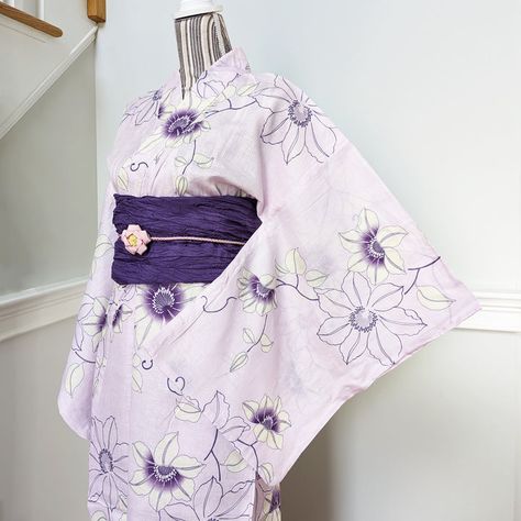 Japanese Yukata Kimono - Regular Size – Modern Sakura Kawaii, Kimonos, Purple Background Simple, Haori Pattern, Summer Kimono Outfit, Yukata Women, Pretty Kimonos, Light Purple Background, Japanese Yukata