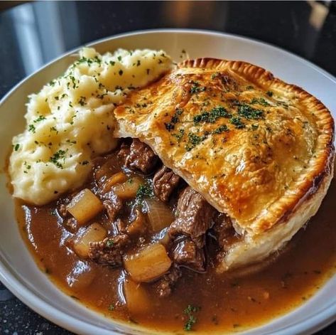 Chaf Jamie Oliver | steak and pie with mash | Facebook Pie And Mash Recipe, Sausage And Mash Pie, Steak Pot Pie, Steak And Guinness Pie, Steak And Ale Pie, Steak And Mushroom Pie, Stewing Beef, Steak And Kidney Pie, Ale Pie