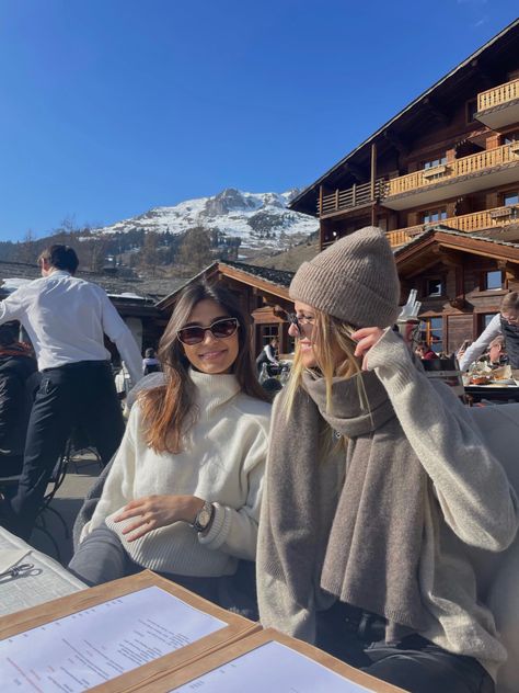 Winter Outfits Ski Resort, Snow Winter Fashion, Alpine Outfit Women, Ski Trip Outfit Ideas, Ski Lodge Aesthetic Outfits, Winter Outfits For Italy, Vail Winter Outfits, Ski Winter Outfits, Zermatt Switzerland Winter Outfit