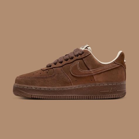 Nike Brown Shoes, Brown Shoes Nike, Nike Shoes Photo, Nike Fashion Sneakers, Pretty Sneakers, Crocs Boots, Fly Shoes, Nike Brown, Shoes Too Big