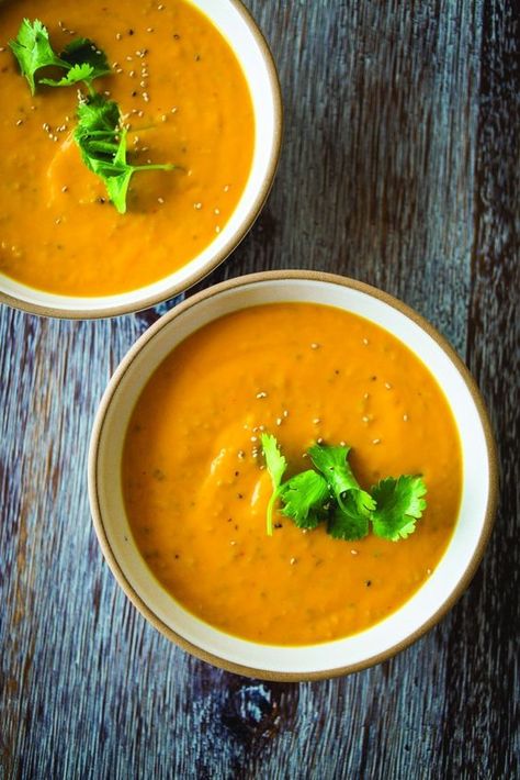 Creamy Coconut Ginger Carrot Soup #howto #tutorial Chia Cheesecake, Ginger Carrot Soup, Carrot Soup Recipes, Ginger Soup, Coconut Ginger, Coconut Soup, Hearty Soup, Carrot Soup, Vegan Soups