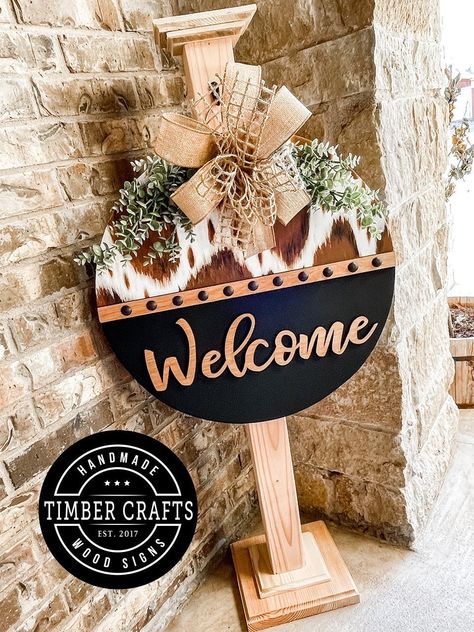 Western Door, Farmhouse Door Hanger, Western Crafts, Door Hangers Diy, Painted Door, Wooden Signs Diy, Door Signs Diy, Backpack Hiking, Wooden Door Signs