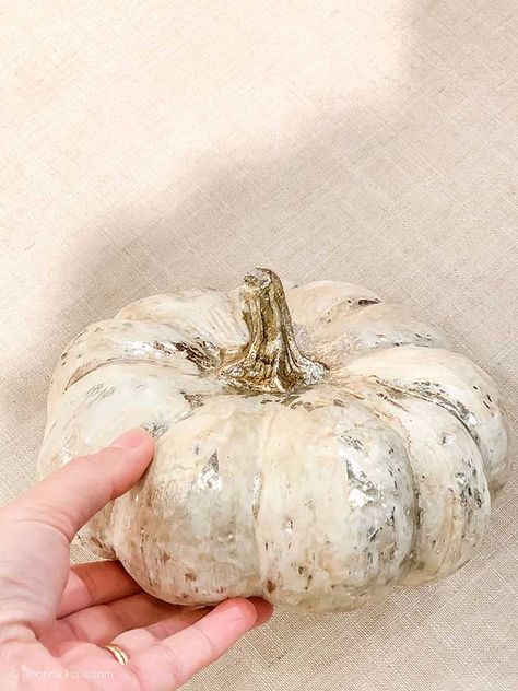 Fall Decor Ideas For Bedroom, Easy Pumpkin Painting, Bedroom Fall Decor, Bd Ideas, Diy Pumpkins Crafts, Pumpkin Inspiration, Shabby Chic Fall, Leaf Pumpkin, Pumpkin Diy