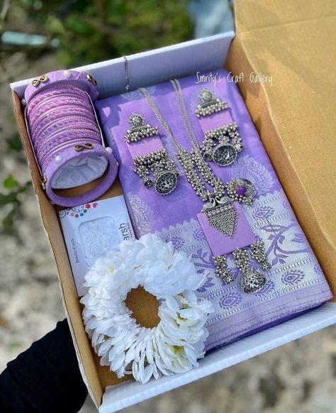 Shadi Gifts Ideas, Birthday Gift Ideas For Bhabhi, Gift For Bhabhi Birthday, Bridesmaid Hamper Ideas Indian, Indian Wedding Crafts Diy, Beauty Hamper Ideas, Dress Hamper, Keep Smile, Wedding Gift Hampers