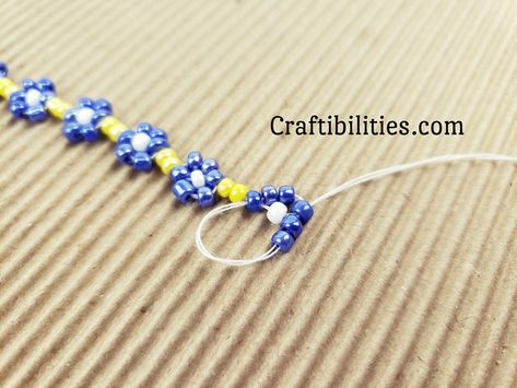 Daisy Glass Bead Bracelet, Bead Flower Bracelet Pattern, Daisy Beaded Bracelets Diy, Seed Bead Tutorial Flower, Beaded Jewelry Flower Tutorial, Seed Bead Jewelry Tutorials Flower, How To Make Seed Bead Flower Bracelets, Seed Bead Flower Bracelet Patterns, Beaded Flower Bracelet Diy