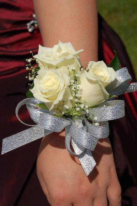 Diy Corsage Wristlet, Diy Corsages, Prom Corsage Diy, Make A Corsage, How To Make Corsages, Diy Wrist Corsage, Prom Flowers Corsage, Homecoming Flowers, Wrist Corsage Wedding