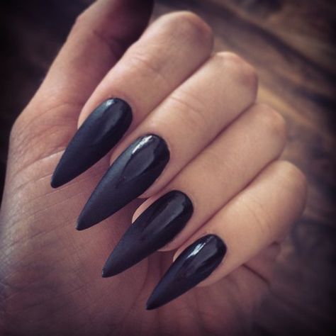 Aɴε ♑ Long Black Nails, Black Stiletto Nails, Pointy Nails, Felix Lee, Fake Nails With Glue, Short Nail Designs, Nail Charms, Stiletto Nails, Nude Nails