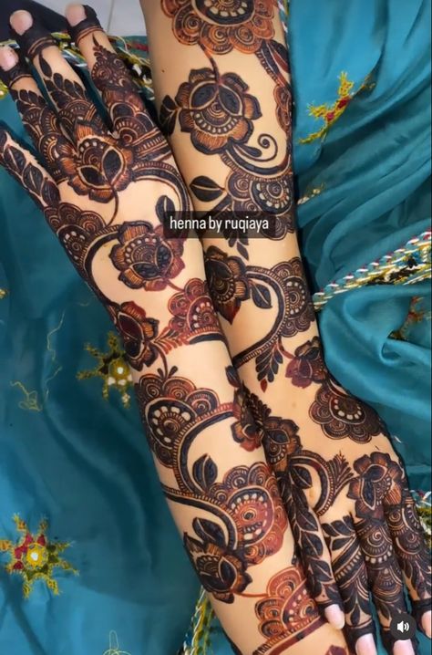 Mahdi Design Beautiful, Dubai Henna Design, Dubai Style Mehndi Design Back, Khafif Mehndi Designs Dubai, Khafif Mehndi Designs, Khafif Mehndi Design, Legs Mehndi Design, Rose Mehndi Designs, Simple Mehndi Designs Fingers