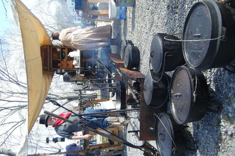 Cast Iron Dutch Oven Cooking, 1800s Style, Asado Grill, Dutch Oven Camping Recipes, Fireplace Cooking, Dutch Oven Camping, Open Fire Cooking, Dutch Oven Cooking, Chuck Wagon