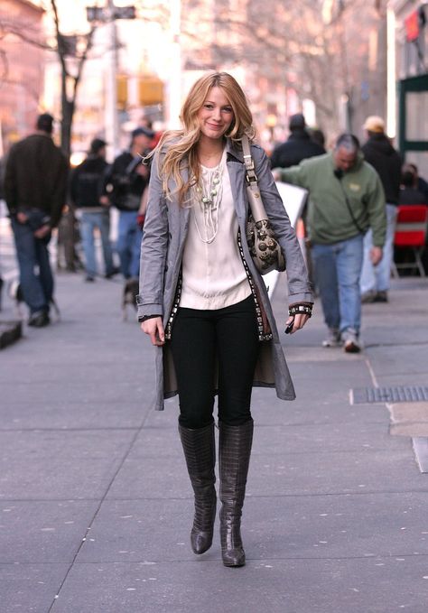 Cozy and Casual Blake Lively Street Style, Serena Van Der Woodsen Outfit, Blake Lively Outfits, Upper East Side Fashion, Serena And Blair, Blake Lively Family, Estilo Gossip Girl, Gossip Girl Serena, Preppy Mode