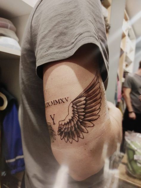 Bracelet Tatoo, Above Elbow Tattoo, Alas Tattoo, Tricep Tattoos, Underarm Tattoo, Wing Tattoo Men, Left Arm Tattoos, Back Of Arm Tattoo, Simple Tattoos For Guys