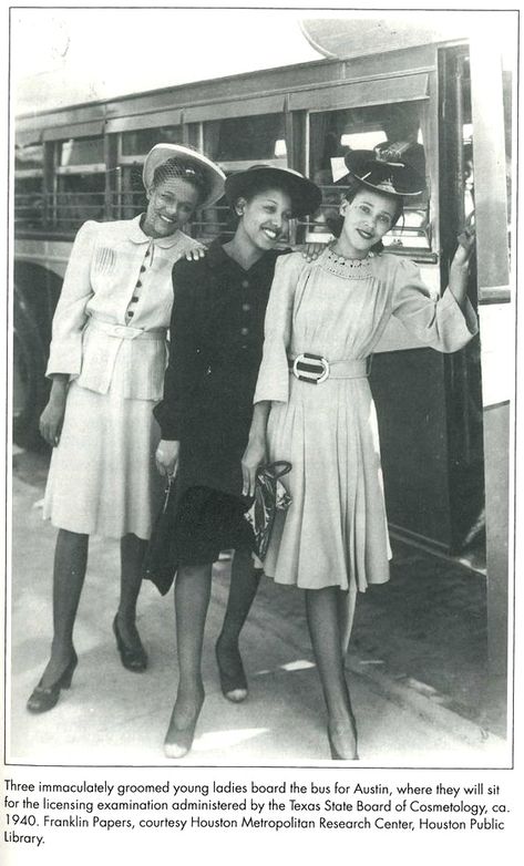 1940, three ladies going to take their cosmetology exams in dark to light stockings. State Board, Three Women, Vintage Black Glamour, Look Retro, Style Inspiration Spring, Retro Mode, Texas State, Photo Vintage, 1940s Fashion