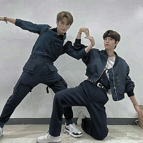 Skz Recreate Photos, Skz Photo To Recreate, Skz Pictures To Recreate, Skz Funny Duo Pics, Skz Pics To Recreate With Friends, Kpop Pictures To Recreate With Friends, Pose To Do With Friends, Skz Pics To Recreate, Skz Poses To Recreate