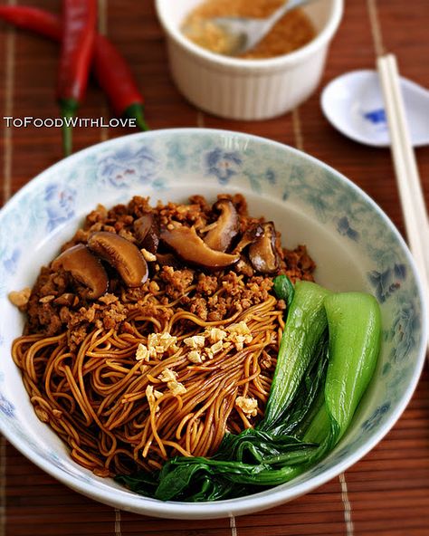 Egg Noodles with Pork and Mushroom Sauce (Kon Loh Mee) Chinese Food Recipes, Asian Noodle Dishes, Asian Noodle Recipes, Asian Noodle, Noodle Dish, Arroz Frito, Asian Street Food, Garlic Noodles, Singapore Food