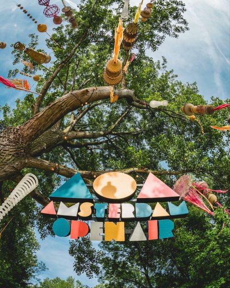 Fest Decoration, Festival Lighting, Music Event Decoration Ideas, Diy Music Festival Decor, Fest Decor, Festival Photo Op, Arts Festival, Music Festival Decorations Outdoor, Kids Festival