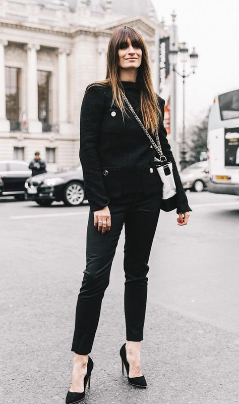 French trendsetter Caroline de Maigret has some seriously inspiring style advice. Paris Couture, Broad Shoulders, Womens Fashion Casual Spring, Womens Fashion Casual Summer, Womens Fashion Edgy, French Women, Womens Fashion For Work, Fashion Over 40, Autumn Fashion Women